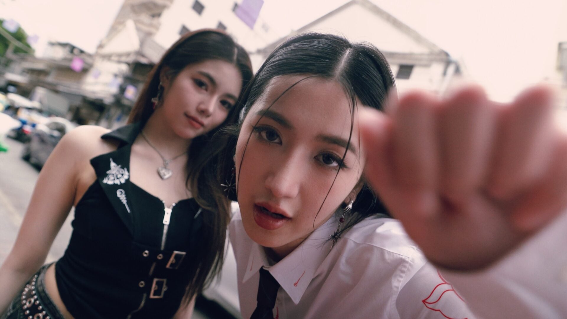 2. แพรวา-นุ่น MV “มานี่มา” (C’mon Babe)