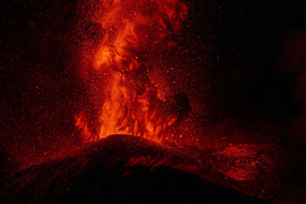Mount Etna eruption disrupts Sicily air travel as hundreds of flights are cancelled or rerouted