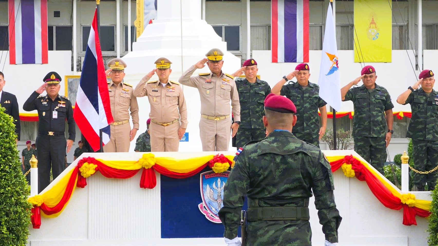 พลโท อดุลย์ บุญธรรมเจริญ รัฐมนตรีว่าการกระทรวงกลาโหม พลโท อดุลย์ บุญธรรมเจริญ รัฐมนตรีว่าการกระทรวงกลาโหม