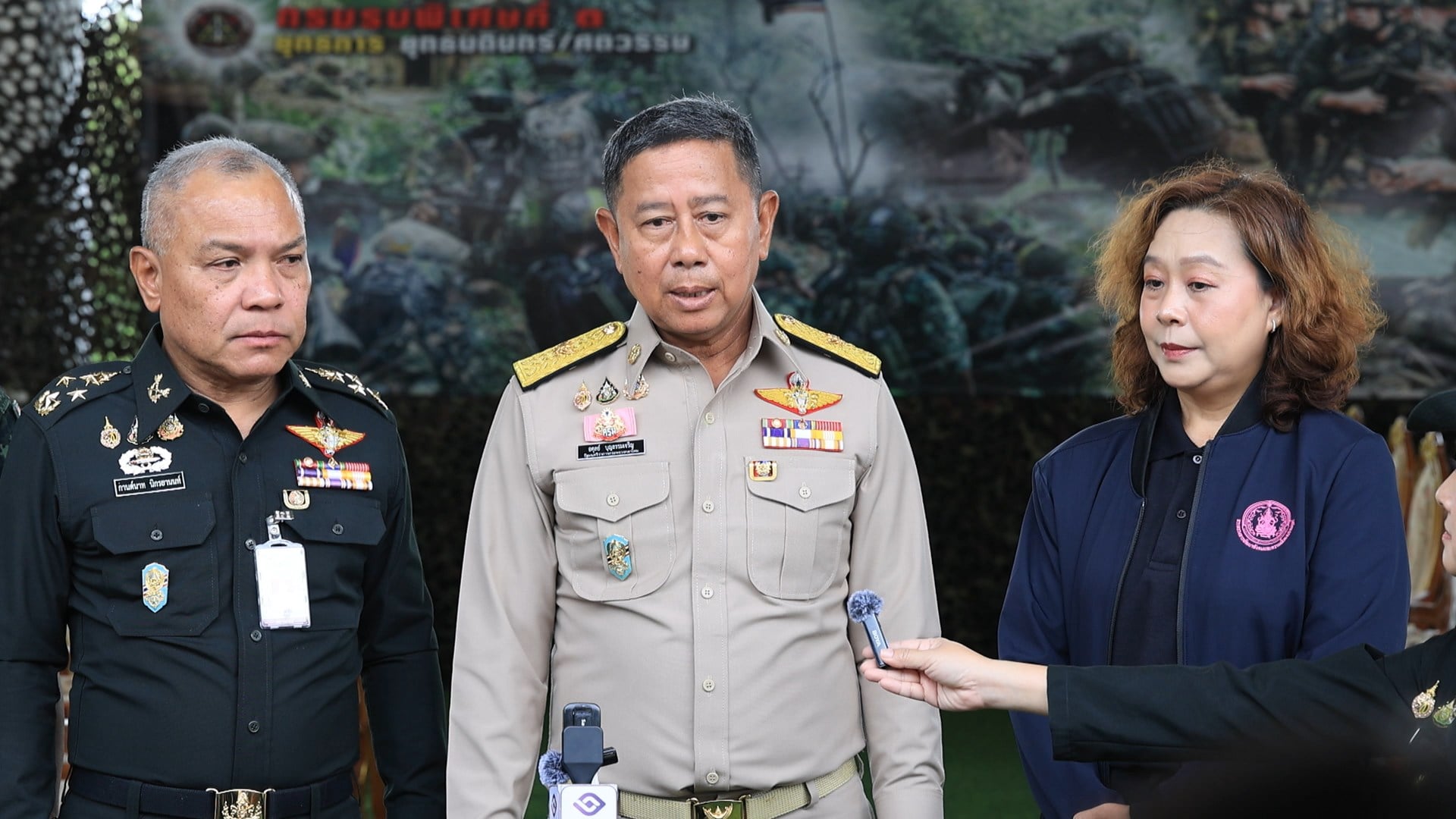 พลโท อดุลย์ บุญธรรมเจริญ รัฐมนตรีว่าการกระทรวงกลาโหม พลโท อดุลย์ บุญธรรมเจริญ รัฐมนตรีว่าการกระทรวงกลาโหม