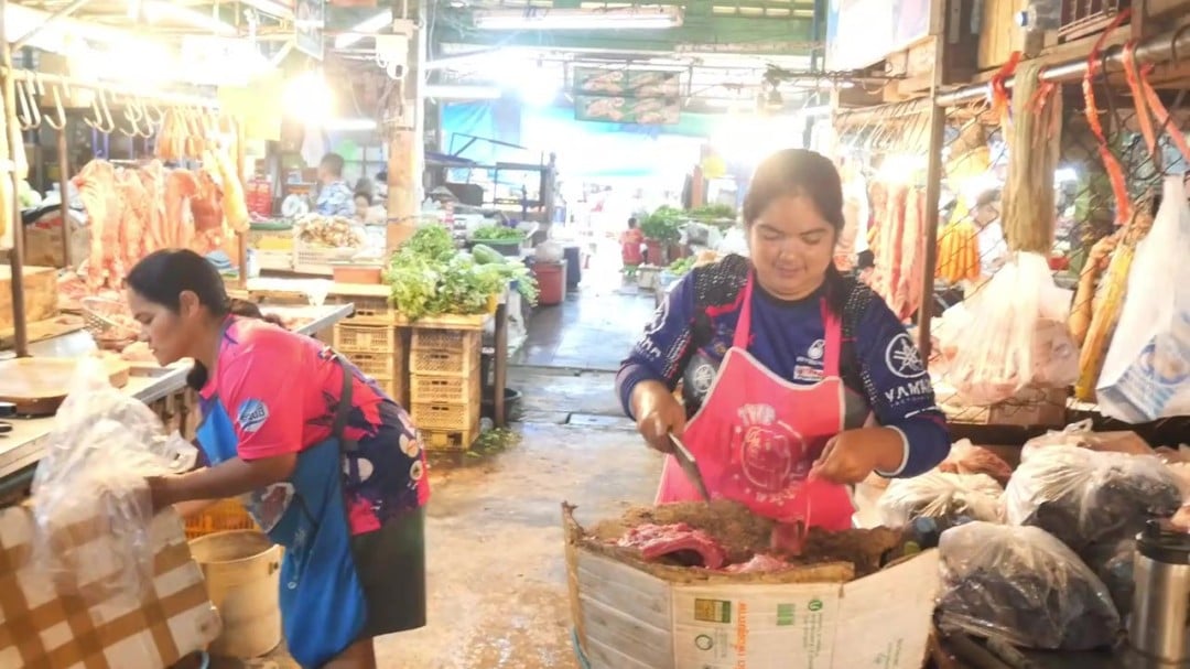 ตรัง หมู-ไข่ไก่พุ่งรับสารทจีน ชาวตรังอ่วมค่าครองชีพ - frame at 1m12s
