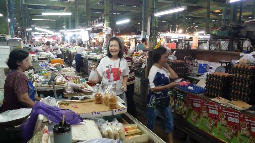 ตรัง หมู-ไข่ไก่พุ่งรับสารทจีน ชาวตรังอ่วมค่าครองชีพ - frame at 2m24s