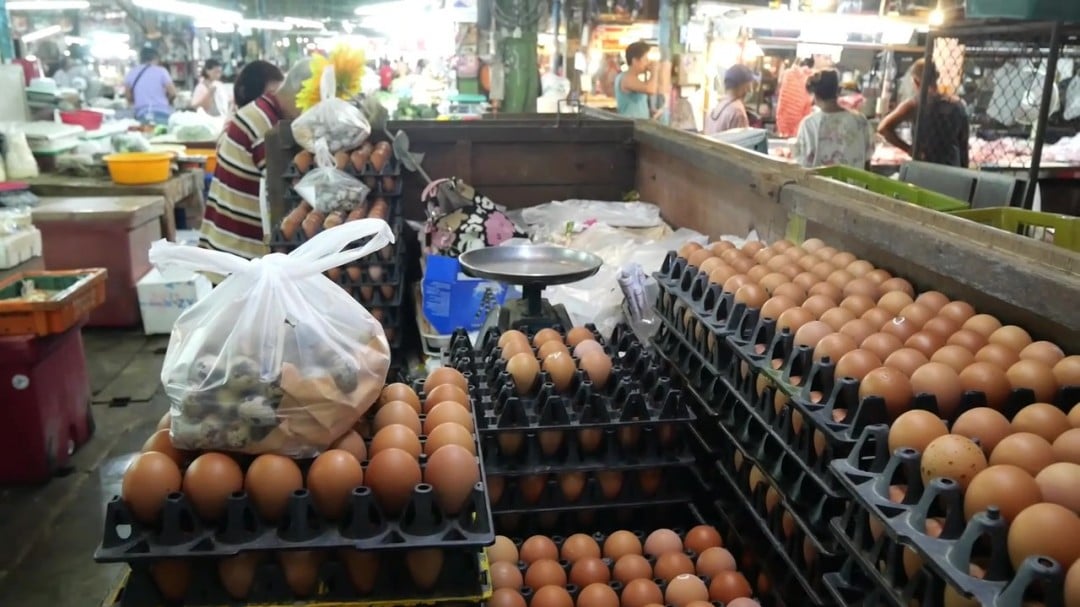 ตรัง หมู-ไข่ไก่พุ่งรับสารทจีน ชาวตรังอ่วมค่าครองชีพ - frame at 2m42s