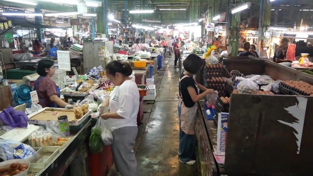 ตรัง หมู-ไข่ไก่พุ่งรับสารทจีน ชาวตรังอ่วมค่าครองชีพ - frame at 3m48s