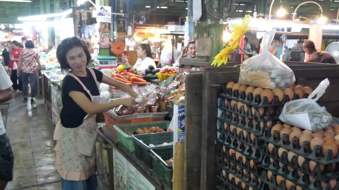 ตรัง หมู-ไข่ไก่พุ่งรับสารทจีน ชาวตรังอ่วมค่าครองชีพ - frame at 3m6s