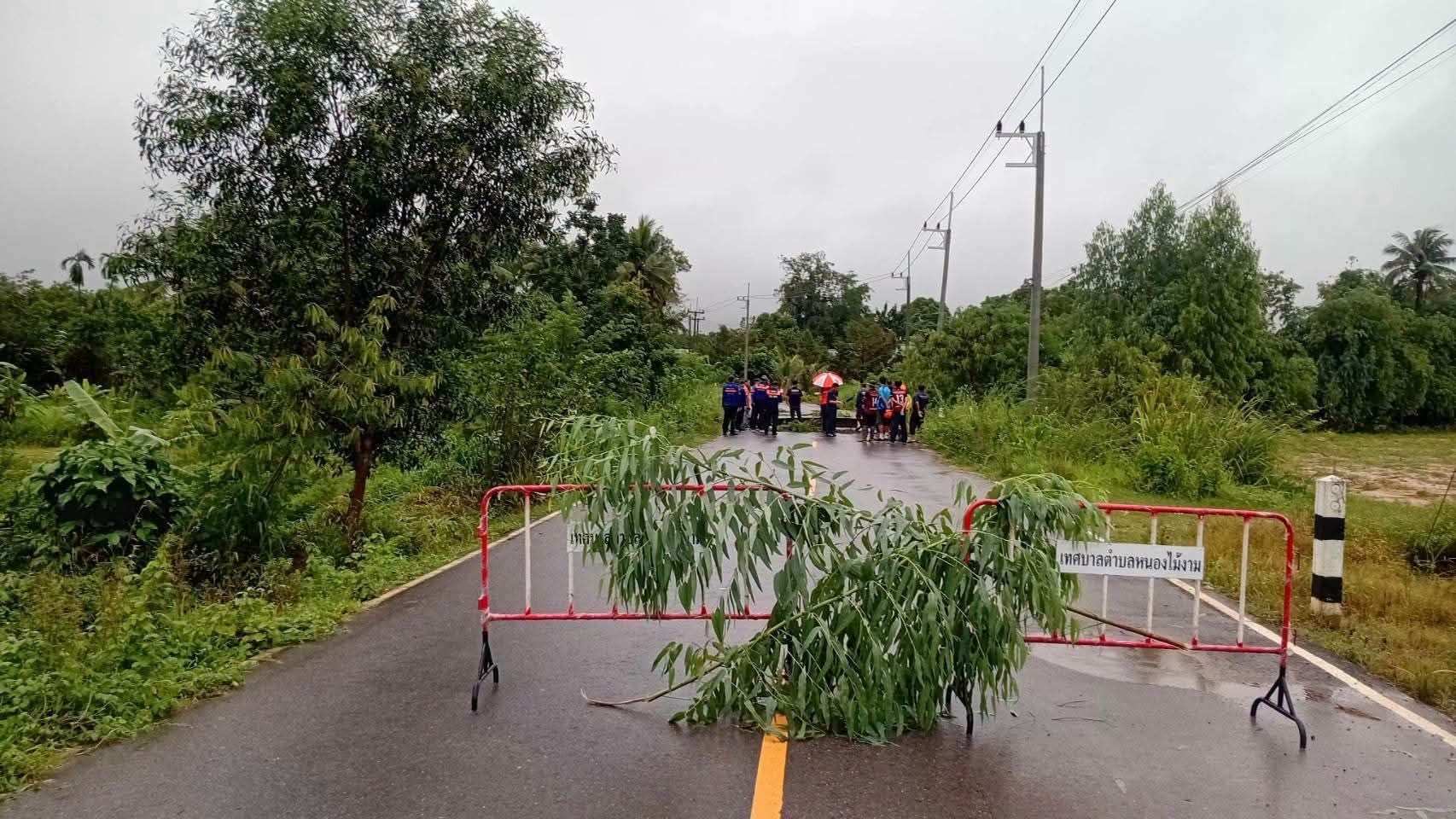 ถนนถูกน้ำท่วมเซาะขาด ถนนถูกน้ำท่วมเซาะขาด