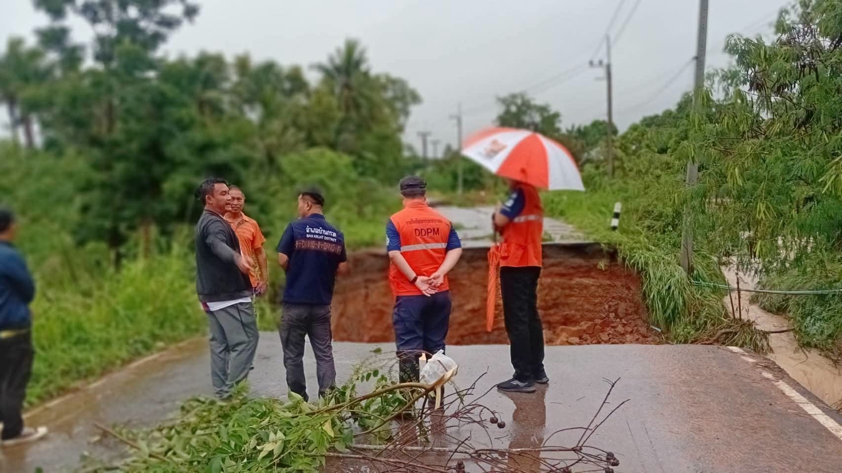ถนนถูกน้ำท่วมเซาะขาด ถนนถูกน้ำท่วมเซาะขาด