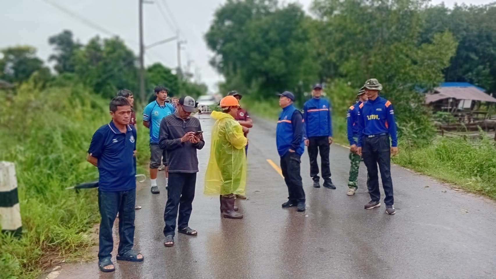 ถนนถูกน้ำท่วมเซาะขาด ถนนถูกน้ำท่วมเซาะขาด