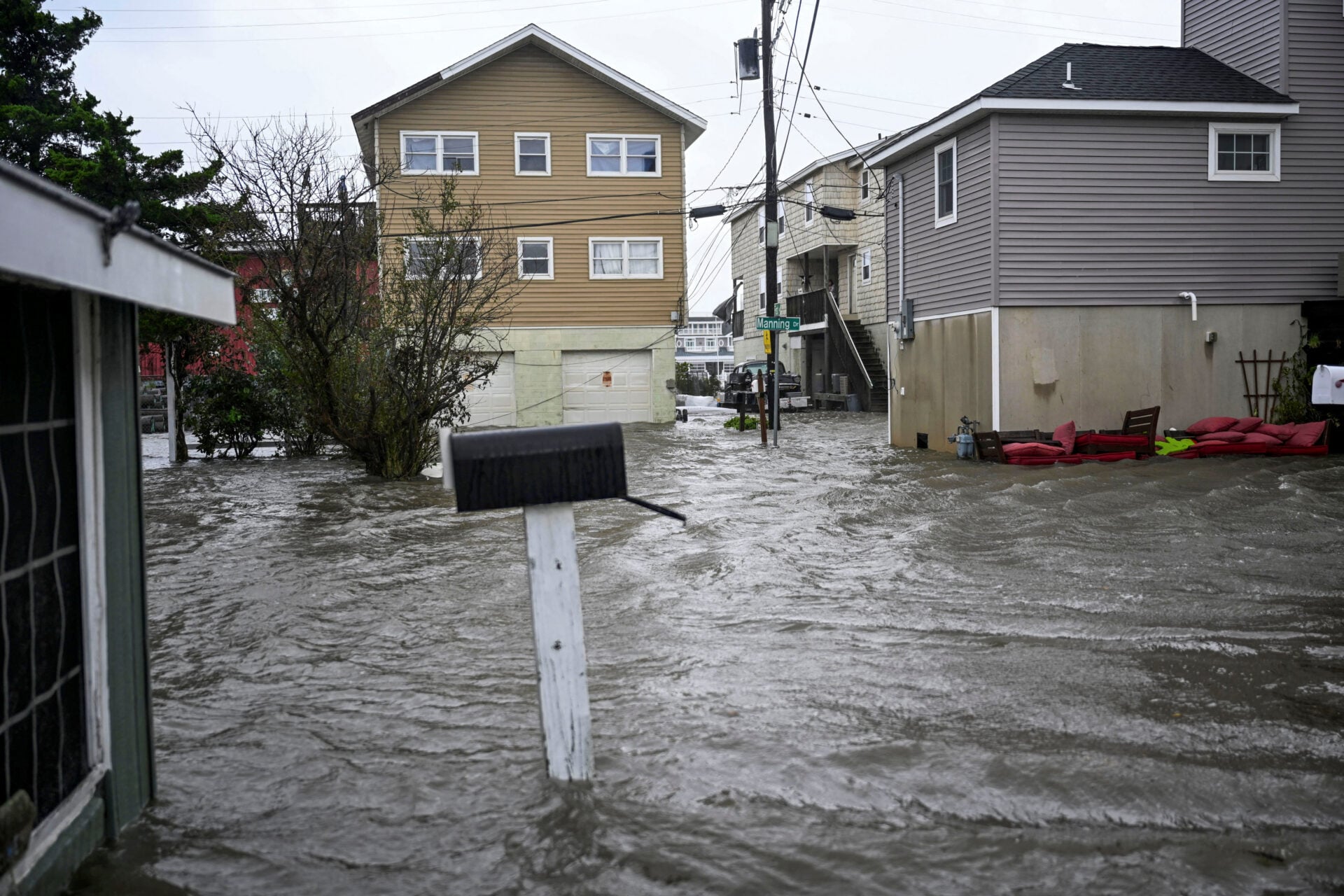 Nor'easter batters U.S. Northeast Coast
