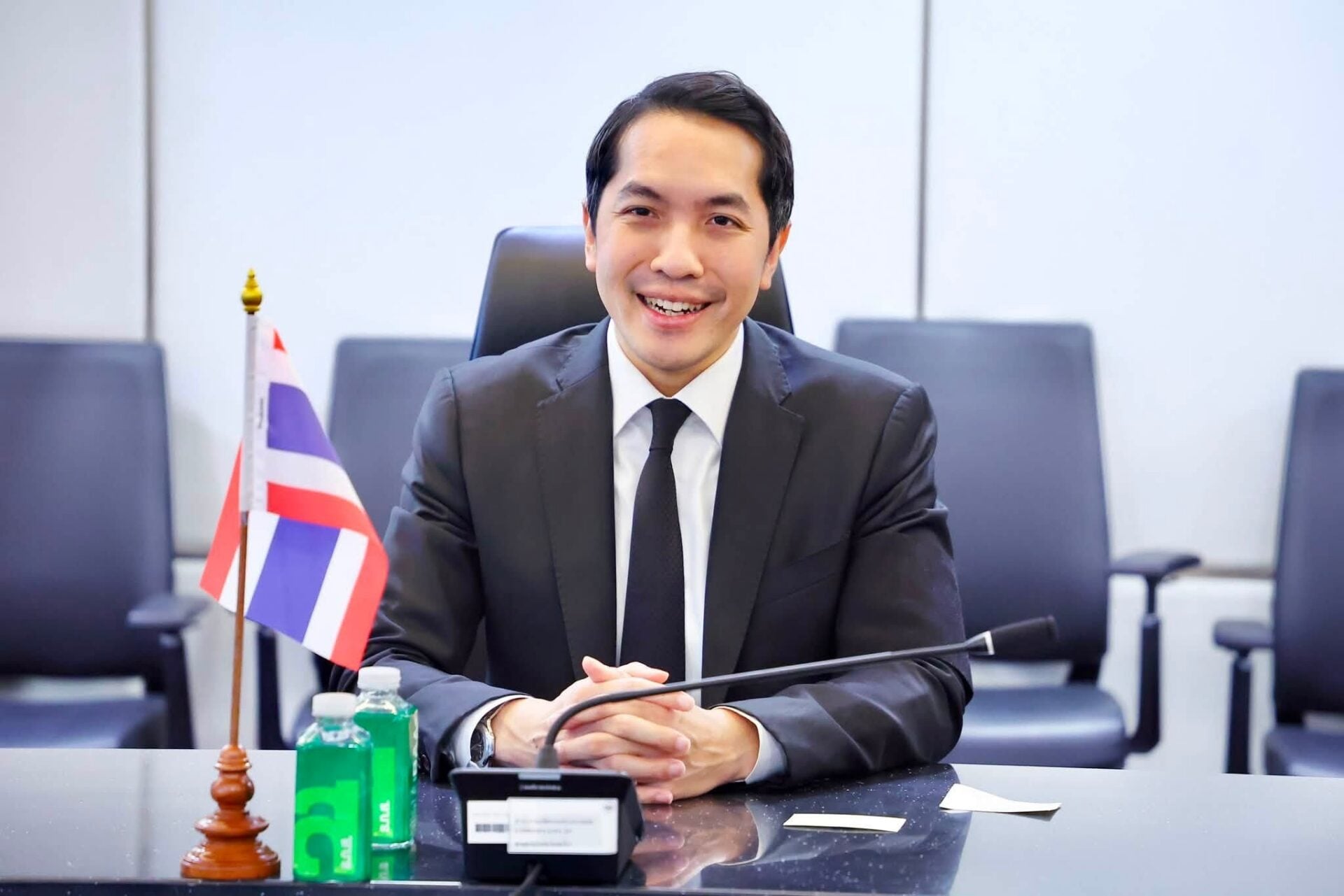สันติธาร เสถียรไทย สันติธาร เสถียรไทย