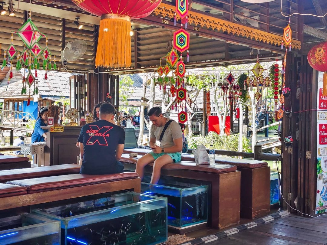 ทหารเที่ยวตลาดน้ำ (1)