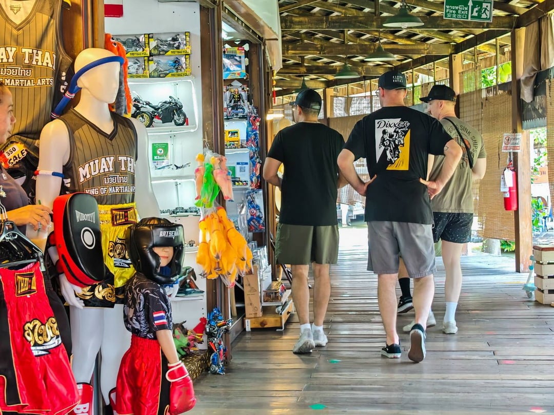 ทหารเที่ยวตลาดน้ำ (2)