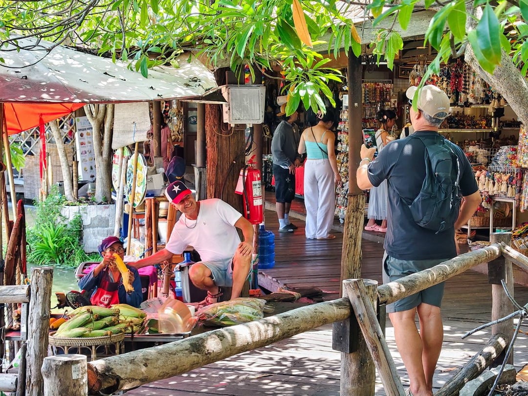 ทหารเที่ยวตลาดน้ำ (6)