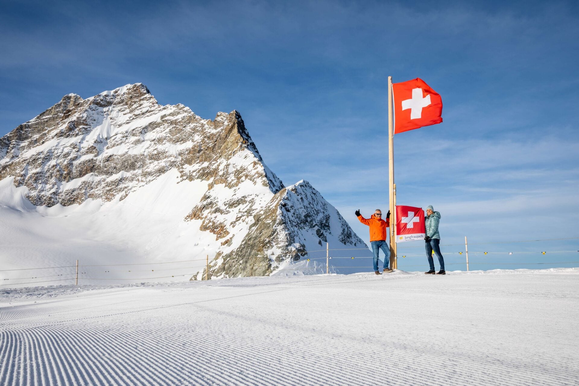 Jungfraujoch-Gletscherplateau-Fahne-rechts-2-Personen-Jungfrau