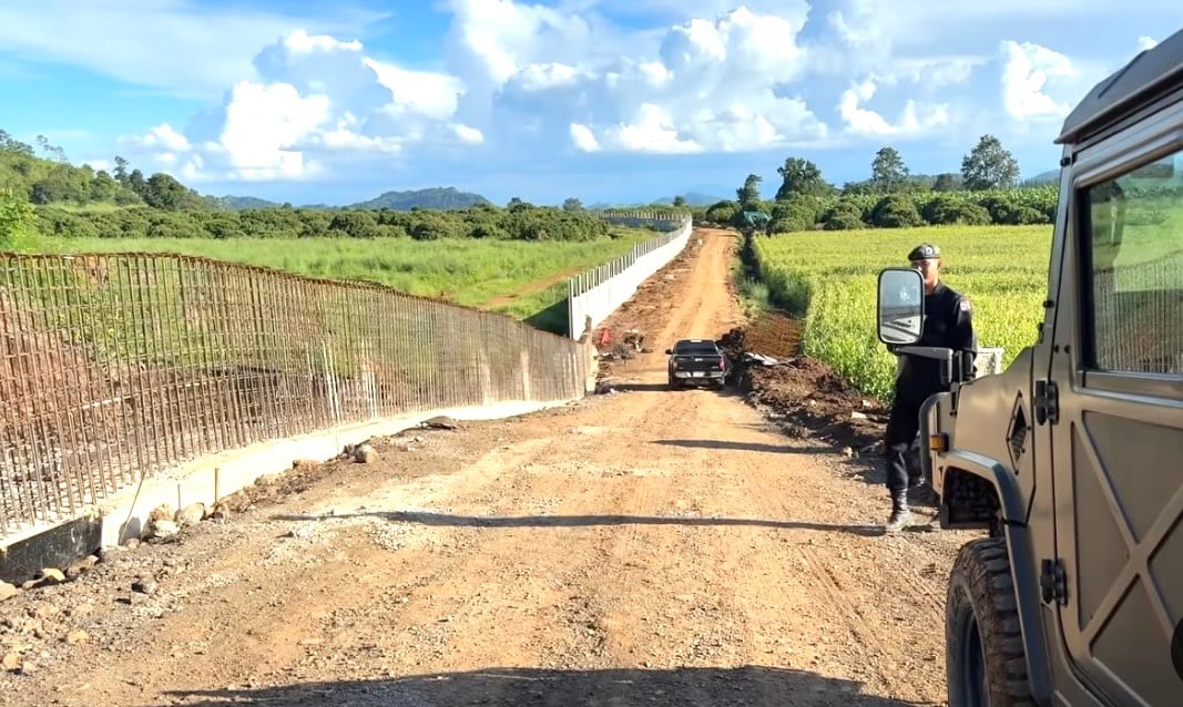 รั้วชายแดน รั้วชายแดน