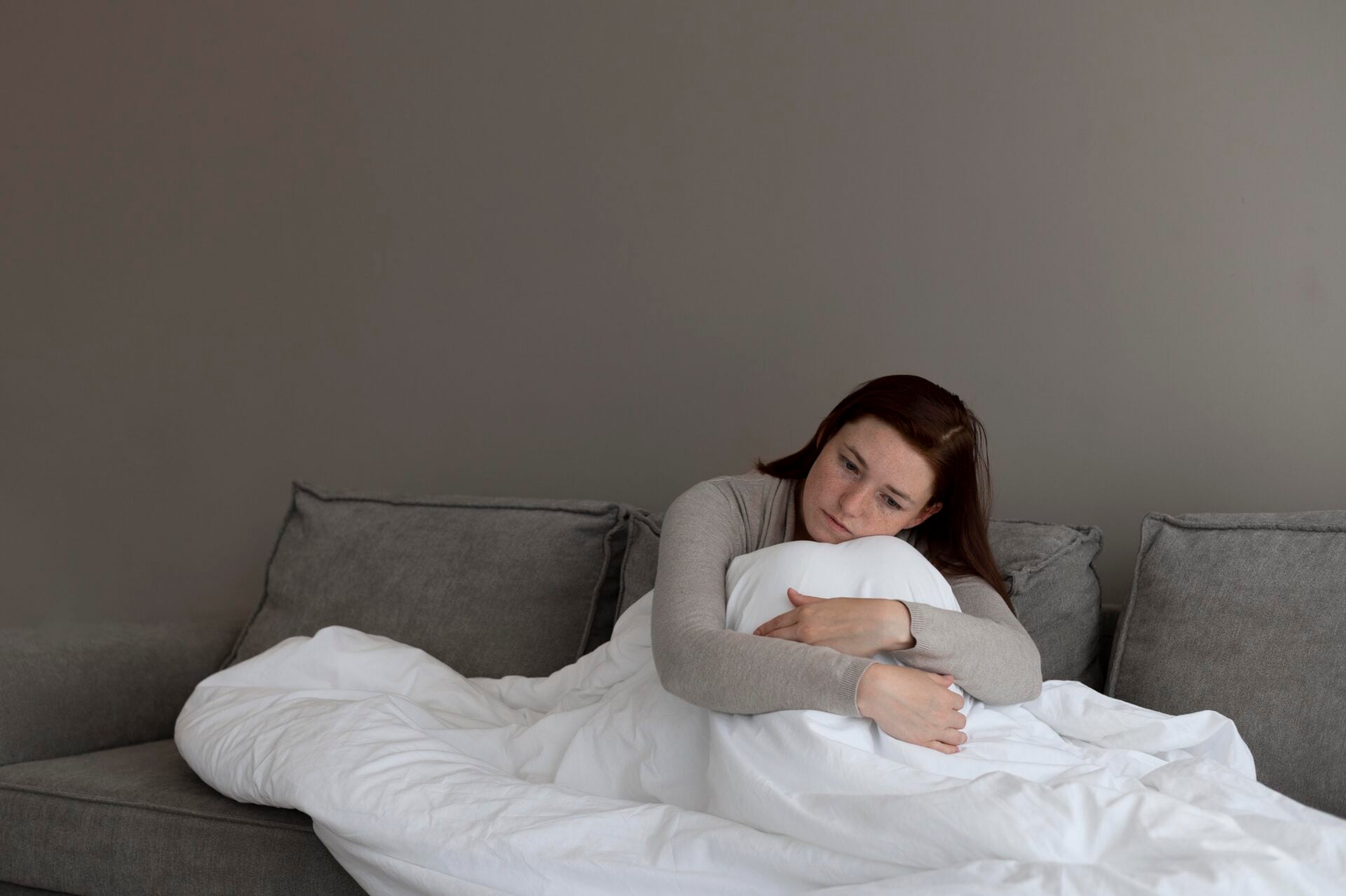 medium-shot-woman-with-blanket