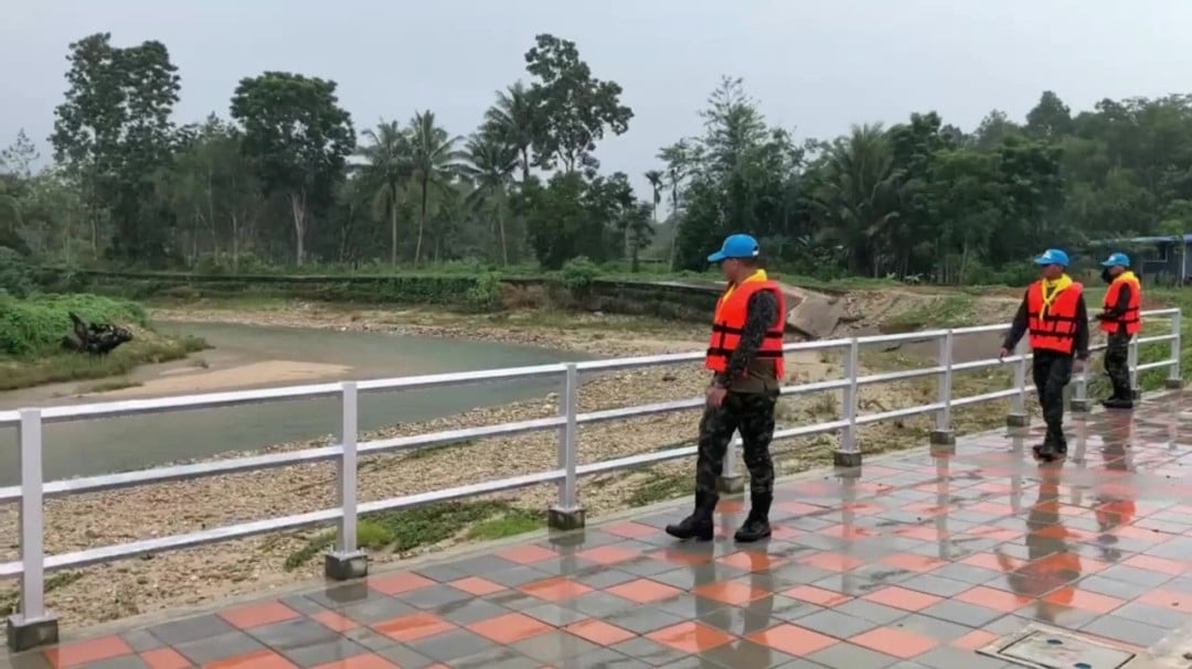 ตรัง เฝ้าระวังน้ำท่วมฉับพลัน น้ำป่าไหลหลาก หลังฝนตกต่อเนื่อง - frame at 3m37s